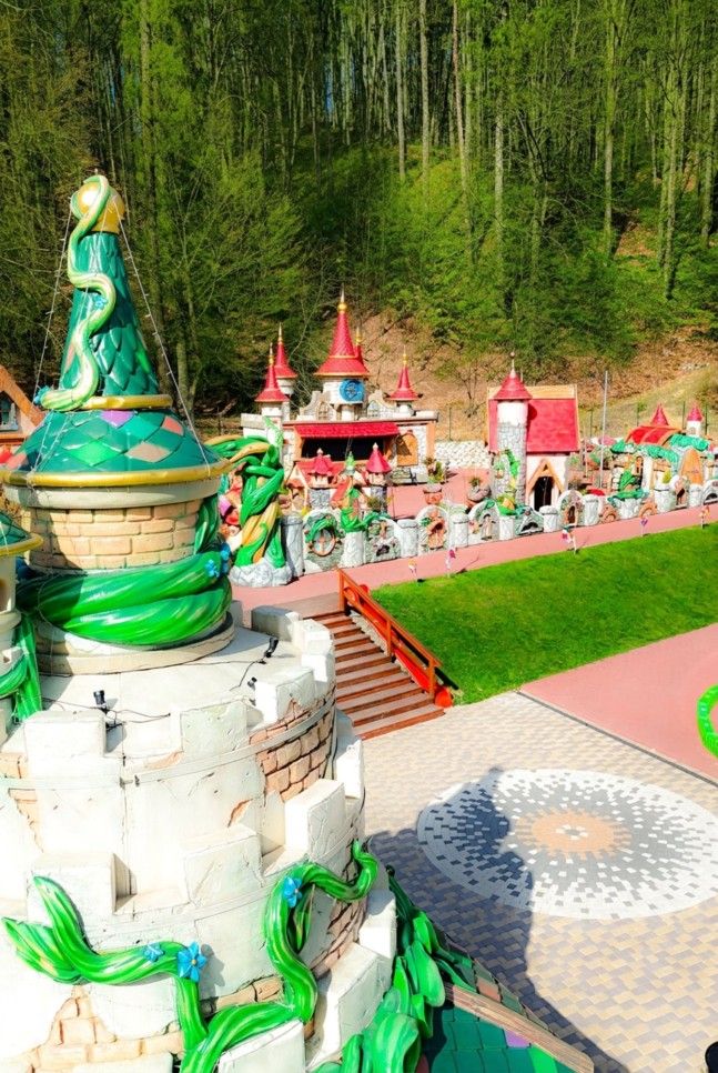 Experiențe magice dincolo de un parc tematic
