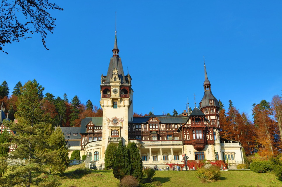 Sinaia este una dintre cele mai vechi stațiuni montane de schi din România, situată la poalele munților Bucegi,supranumită și 
