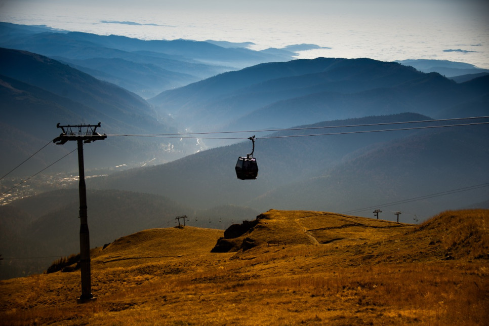 Sinaia este una dintre cele mai vechi stațiuni montane de schi din România, situată la poalele munților Bucegi,supranumită și 